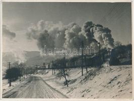 cca 1930 Kismarosi február a falu szélén, közeledő gőzmozdonnyal. Jelzetlen, 24,5x18,5 cm.