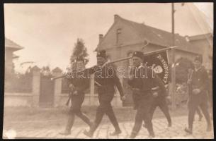 cca 1920 Szerb csetnik egységek felvonulása / cca 1920 Serbian Chetnik troops marching photo 18x12 cm