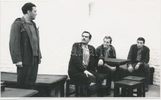 1966 Részlet Kovács András Hideg napok c. filmjéből. A képen Szirtes Ádám, Latinovits Zoltán, Darvas Iván, Szilágyi Tibor. A Magyar Hírek felvétele, a hátoldalán pecséttel. 17,5x10,5 cm.