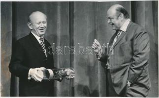 cca 1972 Jelenet a Vidám Színpad "Kiskapu" c. politikai kabaréjának előadásából. A képen Kellér Dezső és Kazal László. A Magyar Hírek felvétele, a hátoldalán pecséttel. 24x14,5 cm.