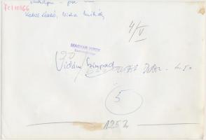 cca 1972 Jelenet a Vidám Színpad "Kiskapu" c. politikai kabaréjának előadásából. A képen K...