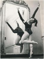 cca 1971 Palocska Mária a művészi torna VB-re készül. Ifj Bohanek Miklós. felvétele, a hátoldalán pecséttel jelzett. 24x18 cm.