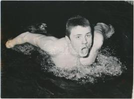 cca 1972 Hargitay András úszás közben. Geleta Pál felvétele, a hátoldalán pecséttel jelzett. 24x18 cm.