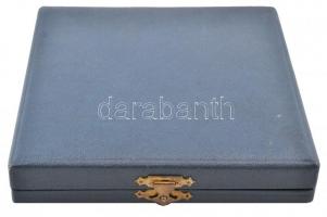 ~1970-1980. Dekoratív szocreál Br plakett eredeti tokban, hátlapon "111" számmal (83mm) T:...