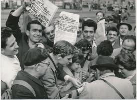 1961 Az Esti Hírlap rendkívüli kiadását vásárló emberek, amelyben Gagarin űrrepülésének hírét közlik 1961 április 13-án. Fényes Tamás felvétele, a hátoldalán pecséttel jelzett. 18,5x13 cm.