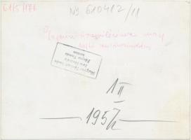 1961 Az Esti Hírlap rendkívüli kiadását vásárló emberek, amelyben Gagarin űrrepülésének hírét közlik...