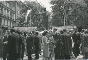 cca 1970 Ünnepi Könyvét a Liszt Ferenc téren. Keleti Éva felvétele, a hátoldalán pecséttel jelzett. 18x12 cm.