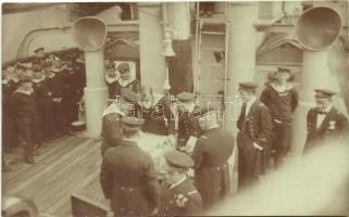 Szeretetadomány kiosztása az SMS Panther torpedócirkáló fedélzetén / handing out donations on the board of an Austro-Hungarian torpedo ship, photo