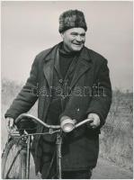 cca 1971 Kerékpárt toló ember, Cegléd. Novotta Ferenc felvétele. A hátoldalán pecséttel jelzett. 24x18 cm.