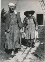 cca 1968 Idős asszonyok. Novotta Ferenc felvétele. A hátoldalán pecséttel jelzett. 23x16,5 cm.