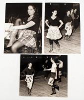 cca 1973 A Detroiti Magyar Tánccsoport tagjai a Magyar Népi Együttes székházában próbálnak. 3 db fotó. Novotta Ferenc felvételei. A hátoldalon pecséttel jelzettek.