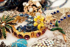 Cipős doboznyi régi bizsu és egy fa doboz, összesen: 23 db