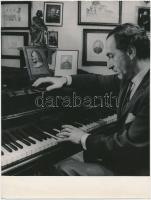 cca 1968 Sándor György a Liszt Múzeumban Liszt Ferenc zongorájánál. Bojár Sándor felvétele. A hátoldalon pecséttel jelzett. 24x18 cm