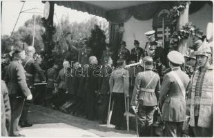 cca 1975 Horthy Miklós kormányzó vitézeket avat a Margitszigeten 1936 május 24-én. Bojár Sándor felvétele, későbbi előhívás. Hátoldalán pecséttel jelzett. 24x16 cm.