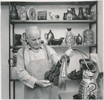 cca 1970 Kántor Sándor karcagi népművész. Érczi K. Gyula felvétele. Hátoldalán pecséttel jelzett. 12,5x13cm.