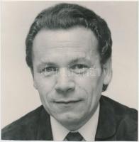 cca 1975 Kiss Nagy András Munkácsy- és Kossuth-díjas szobrászművész. Keleti Éva felvétele. Hátoldalán pecséttel jelzett. 13x13 cm.