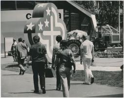 1973 Képek az 1973-as BNV-ről. (Budapesti Nemzetközi Vásár) Novotta Ferenc felvételei, hátoldalon pe...