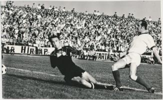 cca 1973 Bene Ferenc gólt szerez, Tamás Gyula kapus tehetetlen. Újpesti Dózsa - Vasas mérkőzés. Hátoldalon pecséttel. 24x15 cm.