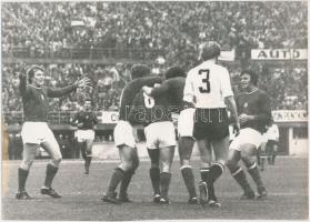 1972 Két magyar gólöröm az Ausztria-Magyarország VB-selejtező mérkőzésen a bécsi Prater Stadionban, a vége 2:2. Hátoldalon pecséttel. 2 db fotó. 24x18 cm.