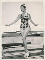cca 1973 Pataki Ági a strandon. 2 db divatfotó. Komlós Lili felvételei 24x18 cm