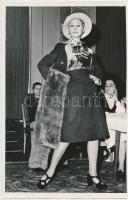 cca 1972, Ez a divat. Sajtófotók, Komlós Lili és Balassa Ferenc felvételei. A hátoldalon pecséttel j...