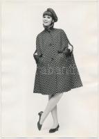 cca 1967 Divatbemutató. 5 db sajtófotó, a hátoldalon pecséttel. 18x13 cm