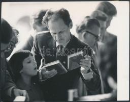 cca 1970 Ünnepi könyvhét Budapesten, MTI sajtófotó(Pálfai Gábor), hátoldalon feliratozva, 9x11,5 cm