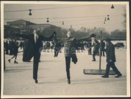 cca 1940-1950 Korcsolyázók a városligeti műjégpályán, 8,5x11,5 cm