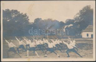 cca 1920-1930 Tornászó lányok az udvaron, fotólap, 9x14 cm