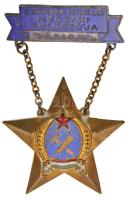 ~1950. "A Szakma Kiváló Műszaki Dolgozója - Gépipar" zománcozott jelvény dísztokban T:2,2-