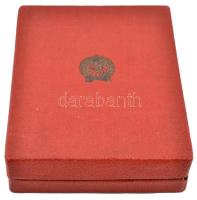 ~1950. "A Szakma Kiváló Műszaki Dolgozója - Gépipar" zománcozott jelvény dísztokban T:2,2-