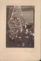 cca 1930-1940 Család a karácsonyfa és a rádió előtt, Kvassay fotó, kartonra kasírozott fotó, jelzett, fotó 17x11 cm, karton 25x16 cm
