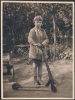 Kislány fa rollerrel, jelzetlen fotó, 23x17 cm