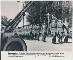 2 db MTI sajtófotó: egyiken 1981 Budapest, Moamer el-Kadhafi(1942-2011) líbiai diktátor látogatása Magyarországon, másikon az Egyesített Tiszti Iskolások felvonulása, 20x25 és 26x18 cm