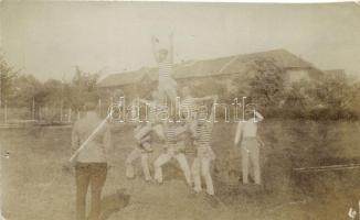 cca. 1910 Magyar honvéd iskolai akrobata gyakorlat / Hungarian military school, acrobatic exercise, photo