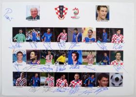 A 2008-es labdarúgó Európa-bajnokságon résztvevő horvát válogatott 20 tagjának aláírása egy összevágott csapatfotón, 30x21 cm-es lapon. Közte van Luka Modric, Ivan Rakitic, Niko Kovac, stb.