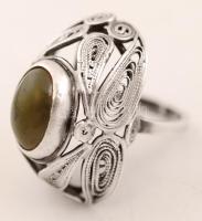 Zöld kővel díszített ezüst(Ag) gyűrű, filigrán díszítéssel,  jelzett, méret: 55, br: 9,3 g