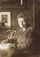 Courts Mahler irónő fotója 11x16