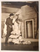 Juan Gyenes, Gyenes János (1912-1995) fotóművész nagyméretű, aláírt képe Muráti Lili (1912-2003) színművésznőről. Spanyolország, színpadi jelenet. Kis szamárfülekkel. / Juan Gyenes (1912-1995): Photo of Lili Murati Hungarian/Spanish actress on stage. Signed by Gyenes. 40x30 cm