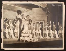 Juan Gyenes, Gyenes János (1912-1995) fotóművész nagyméretű, aláírt képe Muráti Lili (1912-2003) színművésznőről. Spanyolország, színpadi táncjelenet. Kartonlapra ragasztva / Juan Gyenes (1912-1995): Photo of Lili Murati Hungarian/Spanish actress on stage. Signed by Gyenes. 40x30 cm