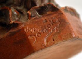 Dömok jelzéssel: Kévét kötő asszony, kerámia, mázhibával, jelzett, m: 14 cm