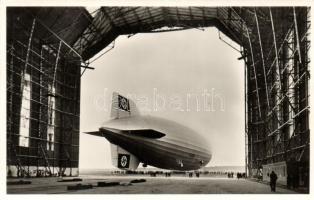 Ein Luftschiff startbereit vor der Halle; Deutsche Zeppelin-Reederei, Frankfurt / German airship in hangar