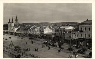 Marosvásárhely, Targu Mures; Főtér, plébánia, református templom, a Kalap Király üzlete, Szabó Sándor étterme, valamint Tolokán Márton, Kari József, Vámos Sándor, Farkas, Grün Dezső, Fritsch, Nagy Dezső üzletei, / main square, parish, calvinist church, hat shop, restaurant, shops (EK)