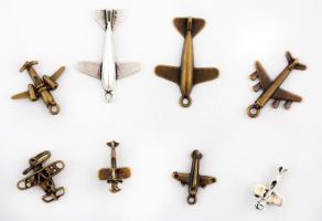 8 db dekoratív repülős fém medál