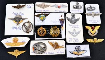 21db klf ejtőernyős jelvény, sapkajelvény, replikákkal is, közte Amerikai Egyesült Államok DN "Senior Ejtőernyős Jelvény", "Master Ejtőernyős Jelvény", Németország DN "Bundeswehr Ejtőernyős Jelvény", Szovjetunió DN "Ejtőernyős Jelvény" T:1,1-,2 21pcs of diff paratrooper badges and cap badges, with some replicas, including USA ND "Senior Parachutist Badge", "Master Parachutist Badge", Germany ND "Bundeswehr Parachutist Badge", Soviet Union ND "Parachutist Badge 1-2 jumps" C:UNC,AU,XF