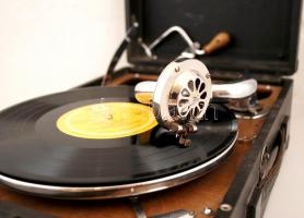 Hordozható belső tölcséres Sternberg gramofon, jelzett, jó állapotban, 29x41x16 cm