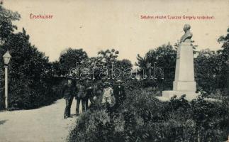 Érsekújvár, Nové Zámky; Sétatéri részlet Czuczor Gergely szobrával / promenade detail, statue (EK)