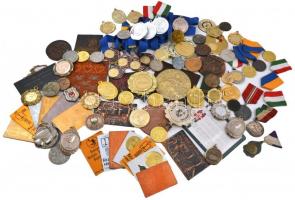 Doboznyi főleg sporttal kapcsolatos emlékérem, díjérem, plakett, néhány mellszalagon, közte sérültek...