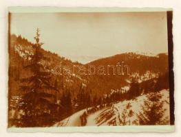 1915 Huszárok menetelése az erdélyi havasokban, fotó verzón feliratozva, 9x12cm