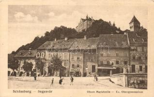 Segesvár, Schassburg, Sighisoara; felső üzletsor, Evangélikus gimnázium / upper shops, lutheran grammar school (EK)